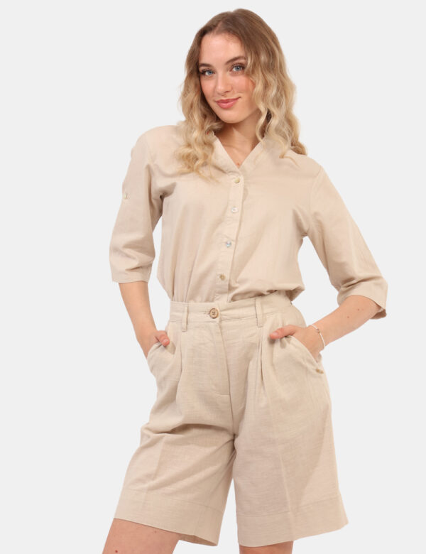 Shorts Yes Zee Beige - Shorts altezza ginocchio, in total beige con tasche a taglio trasversale. La vestibilità è morbida e
