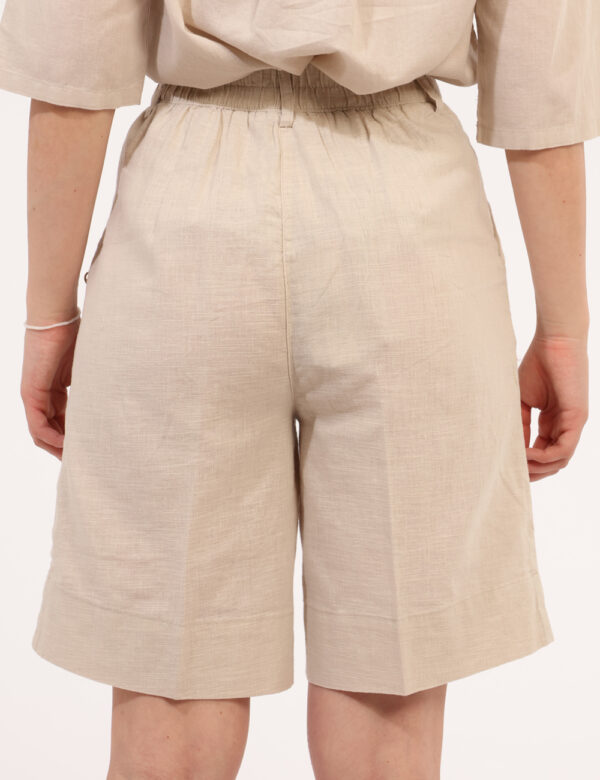 Shorts Yes Zee Beige - Shorts altezza ginocchio, in total beige con tasche a taglio trasversale. La vestibilità è morbida e