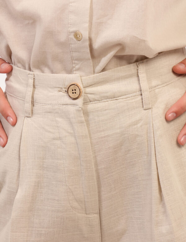 Shorts Yes Zee Beige - Shorts altezza ginocchio, in total beige con tasche a taglio trasversale. La vestibilità è morbida e