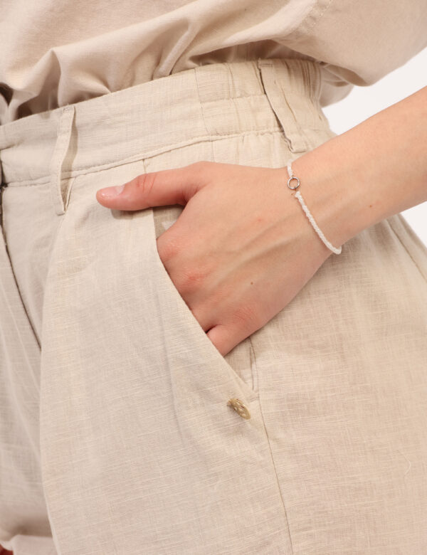 Shorts Yes Zee Beige - Shorts altezza ginocchio, in total beige con tasche a taglio trasversale. La vestibilità è morbida e