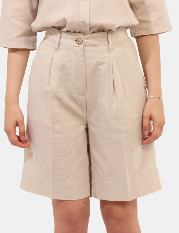 Shorts Yes Zee Beige - Shorts altezza ginocchio, in total beige con tasche a taglio trasversale. La vestibilità è morbida e