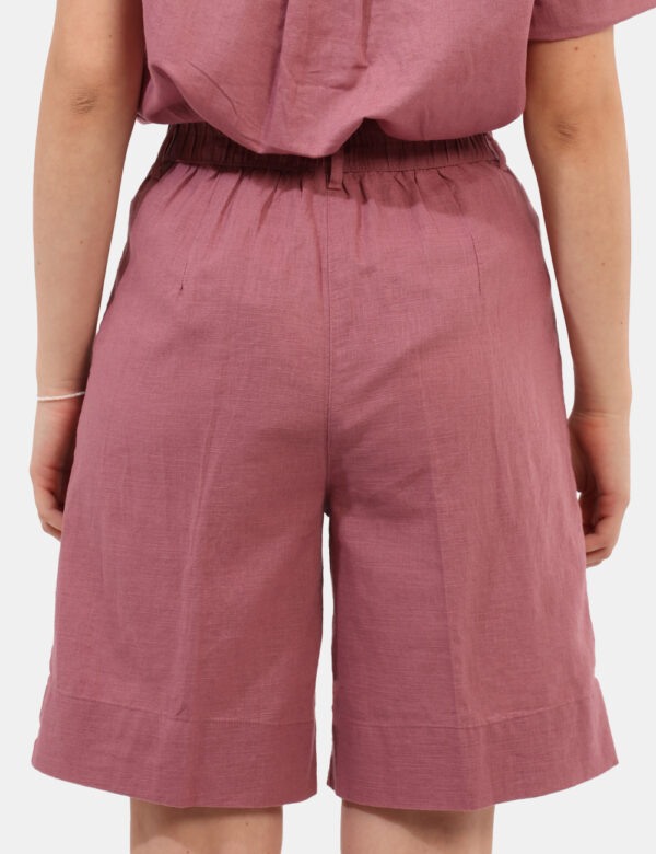 Shorts Yes Zee Rosa - Shorts altezza ginocchio, in total rosa antico con tasche a taglio trasversale. La vestibilità è morbi