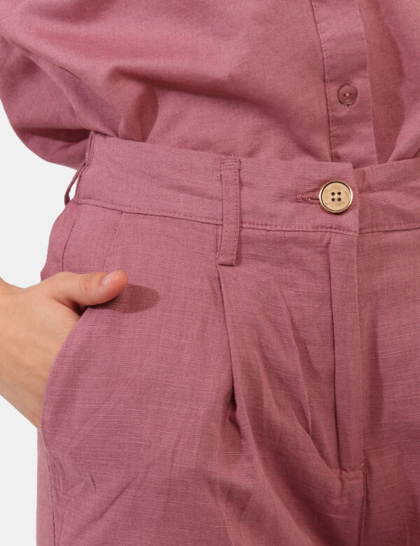 Shorts Yes Zee Rosa - Shorts altezza ginocchio, in total rosa antico con tasche a taglio trasversale. La vestibilità è morbi