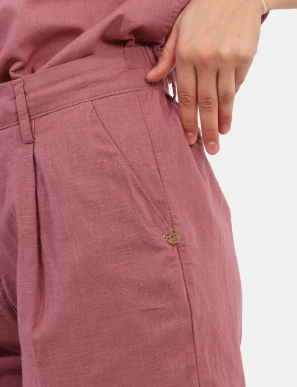 Shorts Yes Zee Rosa - Shorts altezza ginocchio, in total rosa antico con tasche a taglio trasversale. La vestibilità è morbi