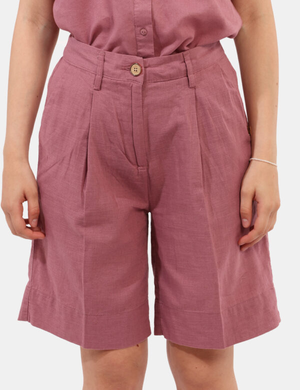 Shorts Yes Zee Rosa - Shorts altezza ginocchio, in total rosa antico con tasche a taglio trasversale. La vestibilità è morbi