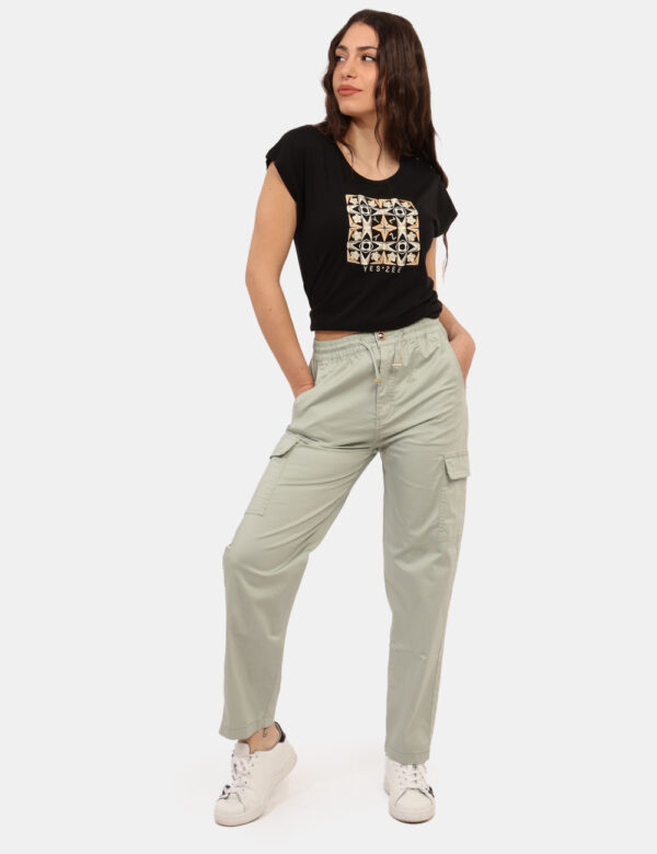 Pantaloni Yes Zee Verde - Pantaloni in total verdino, con tasche a taglio trasversale più tasche cargo e dettagli dorati. La