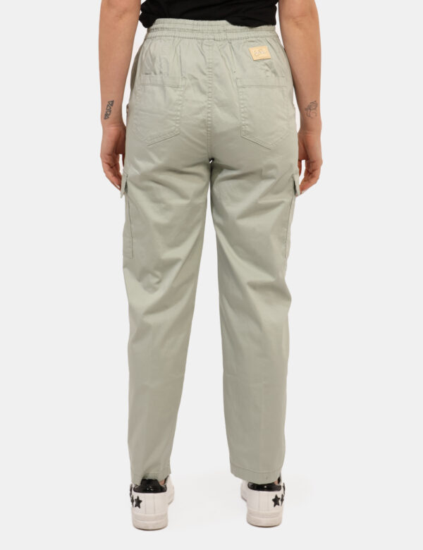 Pantaloni Yes Zee Verde - Pantaloni in total verdino, con tasche a taglio trasversale più tasche cargo e dettagli dorati. La