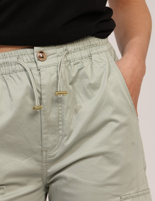 Pantaloni Yes Zee Verde - Pantaloni in total verdino, con tasche a taglio trasversale più tasche cargo e dettagli dorati. La