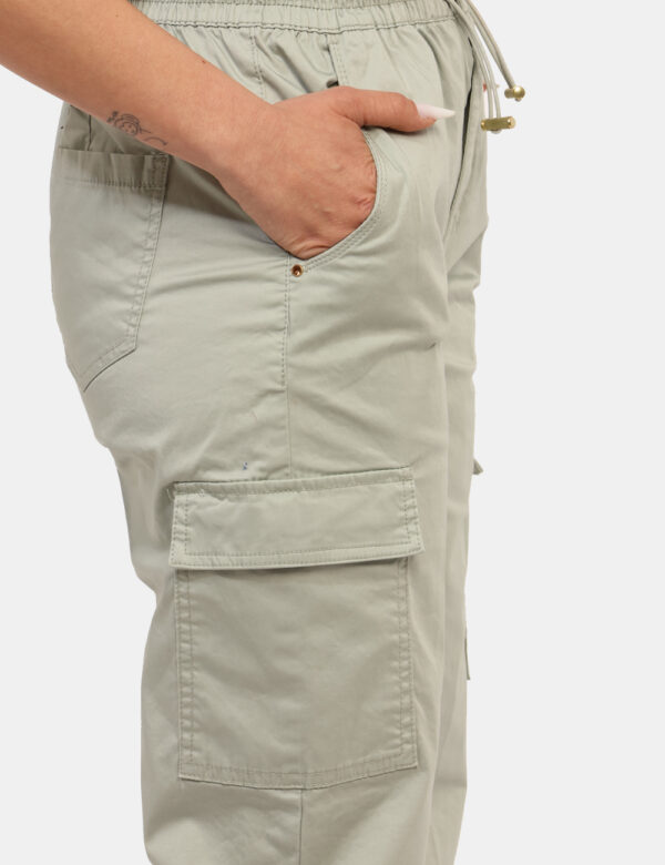 Pantaloni Yes Zee Verde - Pantaloni in total verdino, con tasche a taglio trasversale più tasche cargo e dettagli dorati. La
