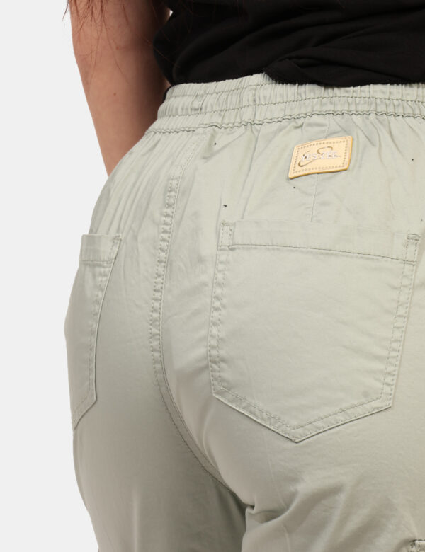 Pantaloni Yes Zee Verde - Pantaloni in total verdino, con tasche a taglio trasversale più tasche cargo e dettagli dorati. La