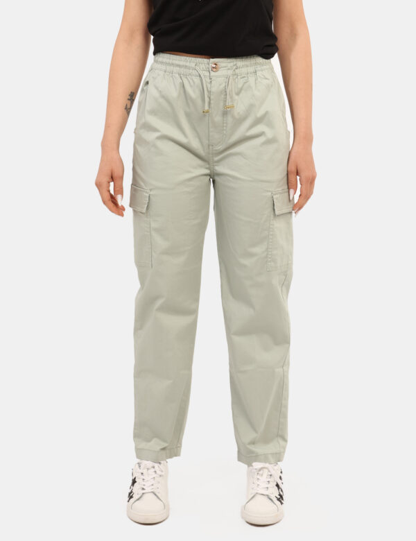 Pantaloni Yes Zee Verde - Pantaloni in total verdino, con tasche a taglio trasversale più tasche cargo e dettagli dorati. La