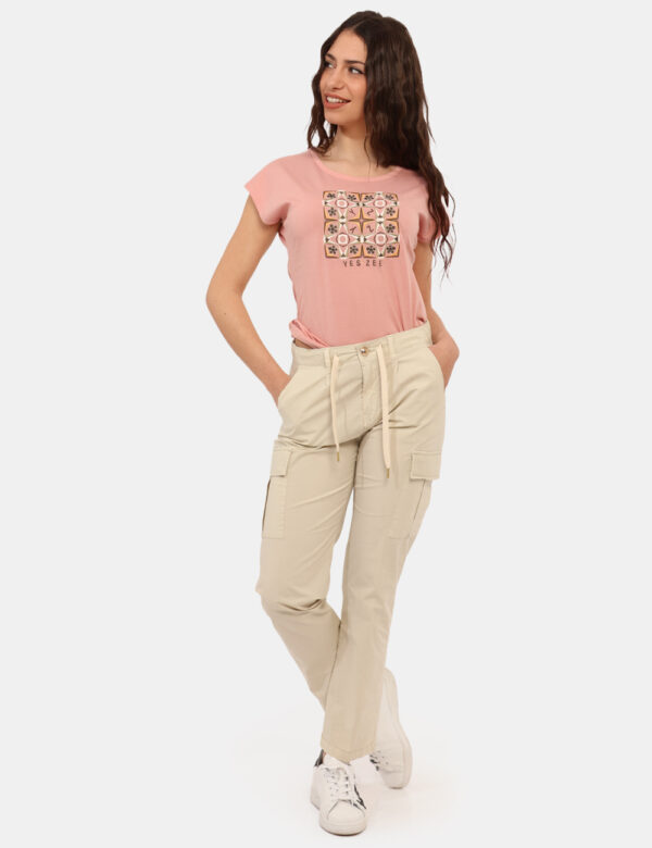 Pantaloni Yes Zee Beige - Pantaloni in total beige, con tasche a taglio trasversale più tasche cargo e dettagli dorati. La v