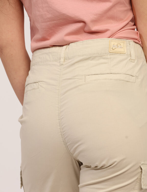Pantaloni Yes Zee Beige - Pantaloni in total beige, con tasche a taglio trasversale più tasche cargo e dettagli dorati. La v