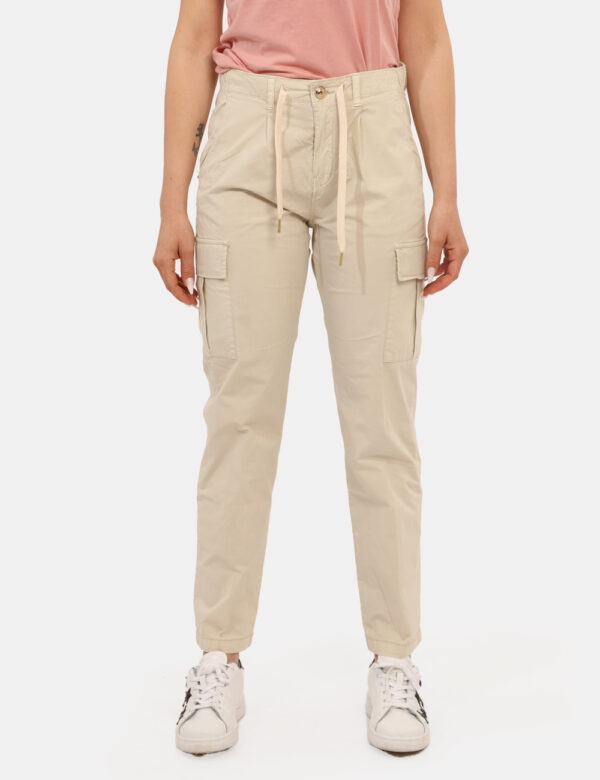 Pantaloni Yes Zee Beige - Pantaloni in total beige, con tasche a taglio trasversale più tasche cargo e dettagli dorati. La v