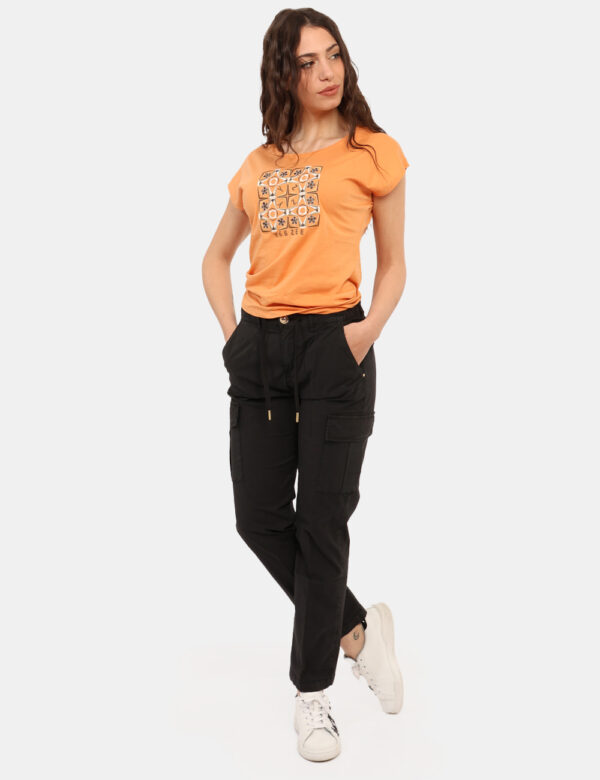 Pantaloni Yes Zee Nero - Pantaloni in total nero, con tasche a taglio trasversale più tasche cargo e dettagli dorati. La ves