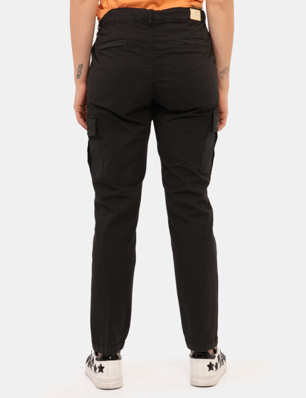 Pantaloni Yes Zee Nero - Pantaloni in total nero, con tasche a taglio trasversale più tasche cargo e dettagli dorati. La ves