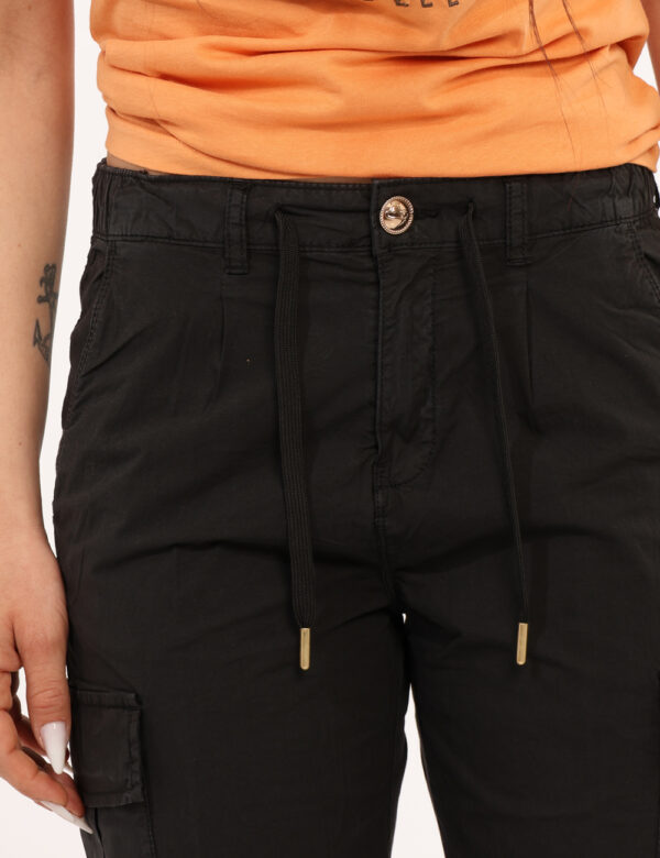 Pantaloni Yes Zee Nero - Pantaloni in total nero, con tasche a taglio trasversale più tasche cargo e dettagli dorati. La ves