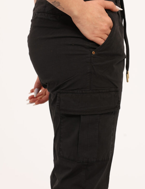 Pantaloni Yes Zee Nero - Pantaloni in total nero, con tasche a taglio trasversale più tasche cargo e dettagli dorati. La ves