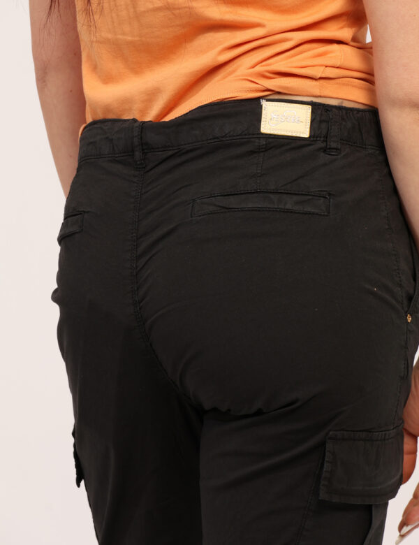 Pantaloni Yes Zee Nero - Pantaloni in total nero, con tasche a taglio trasversale più tasche cargo e dettagli dorati. La ves