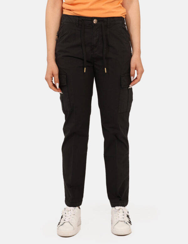Pantaloni Yes Zee Nero - Pantaloni in total nero, con tasche a taglio trasversale più tasche cargo e dettagli dorati. La ves