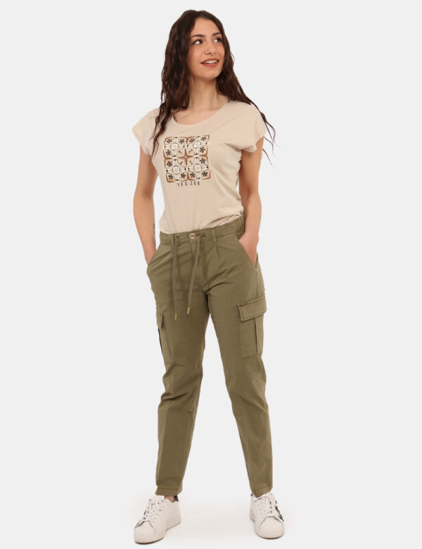 Pantaloni Yes Zee Verde - Pantaloni in total verde, con tasche a taglio trasversale più tasche cargo e dettagli dorati. La v