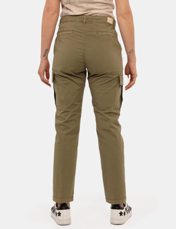 Pantaloni Yes Zee Verde - Pantaloni in total verde, con tasche a taglio trasversale più tasche cargo e dettagli dorati. La v