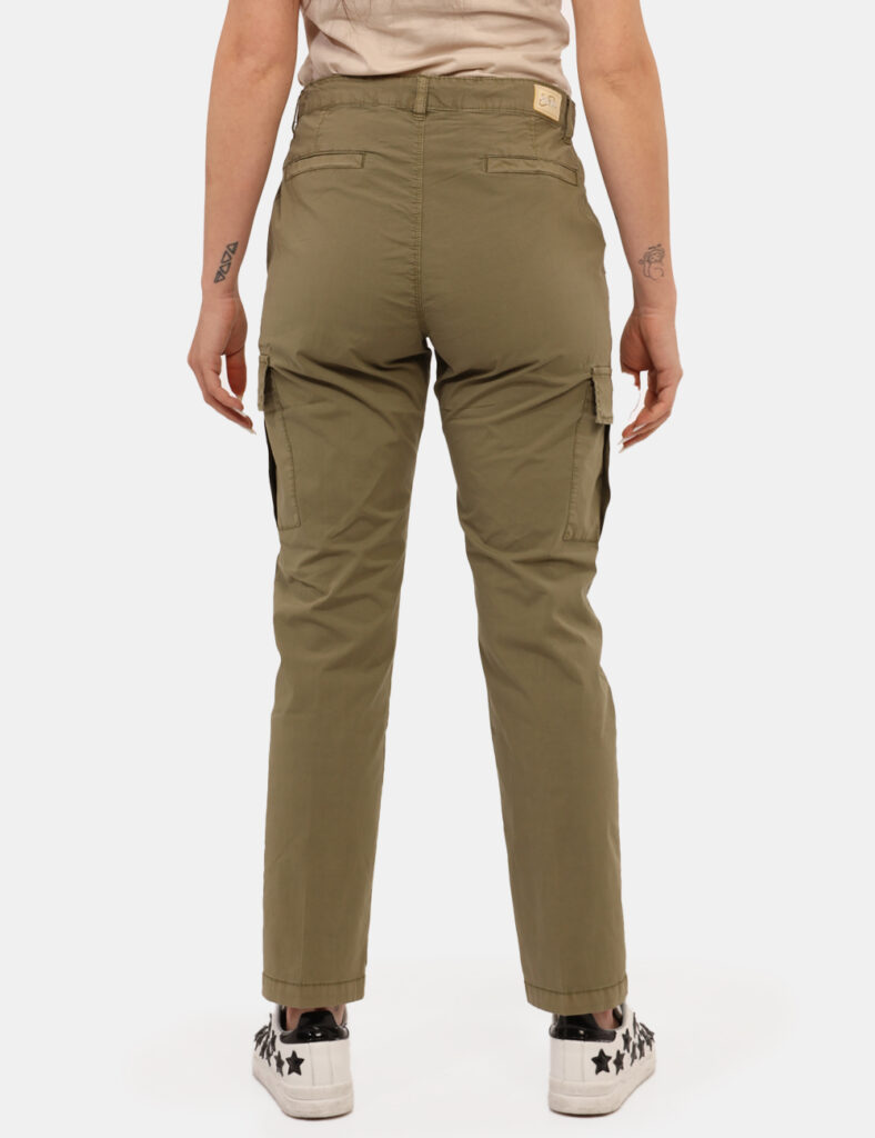 Pantaloni Yes Zee Verde - Pantaloni in total verde, con tasche a taglio trasversale più tasche cargo e dettagli dorati. La v