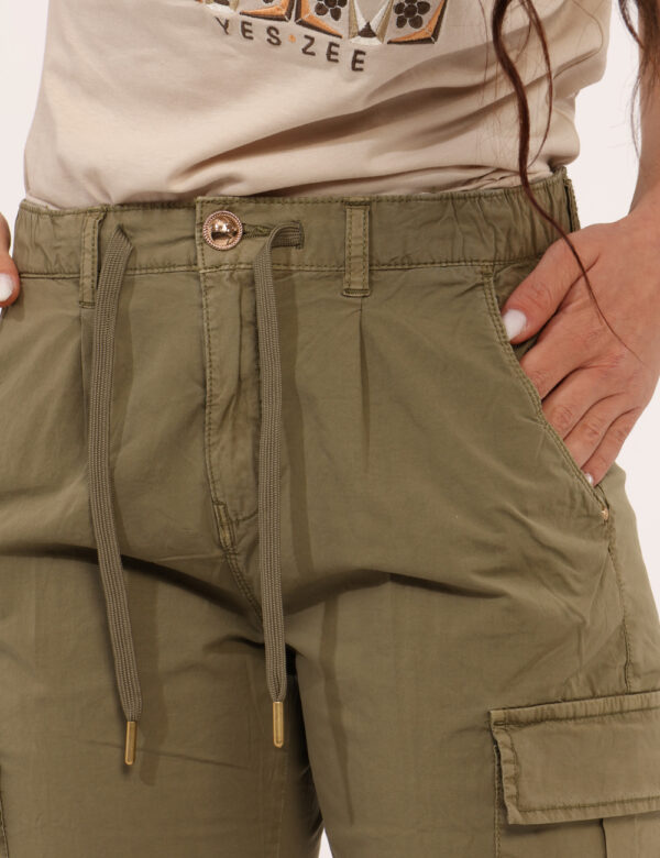 Pantaloni Yes Zee Verde - Pantaloni in total verde, con tasche a taglio trasversale più tasche cargo e dettagli dorati. La v