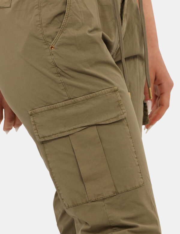 Pantaloni Yes Zee Verde - Pantaloni in total verde, con tasche a taglio trasversale più tasche cargo e dettagli dorati. La v