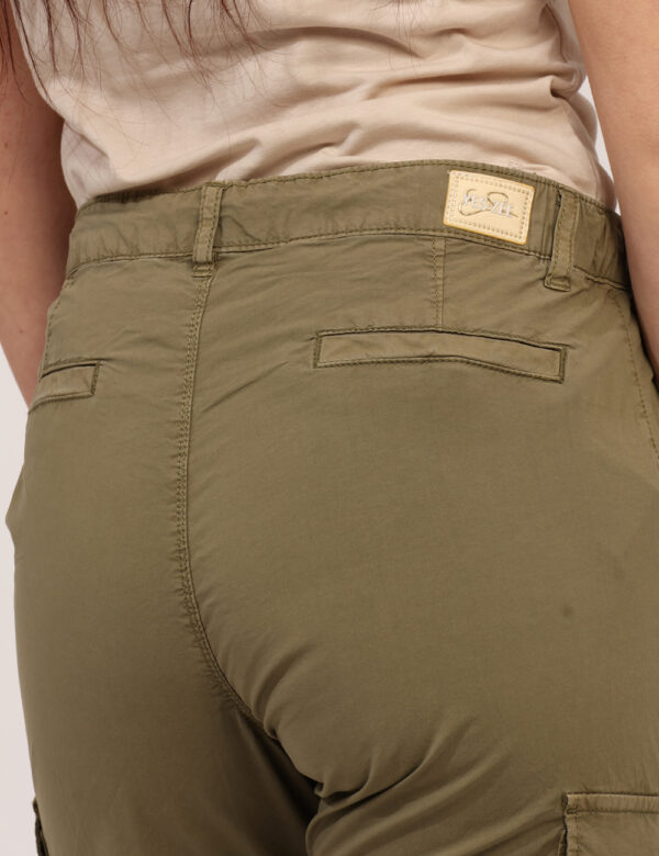 Pantaloni Yes Zee Verde - Pantaloni in total verde, con tasche a taglio trasversale più tasche cargo e dettagli dorati. La v