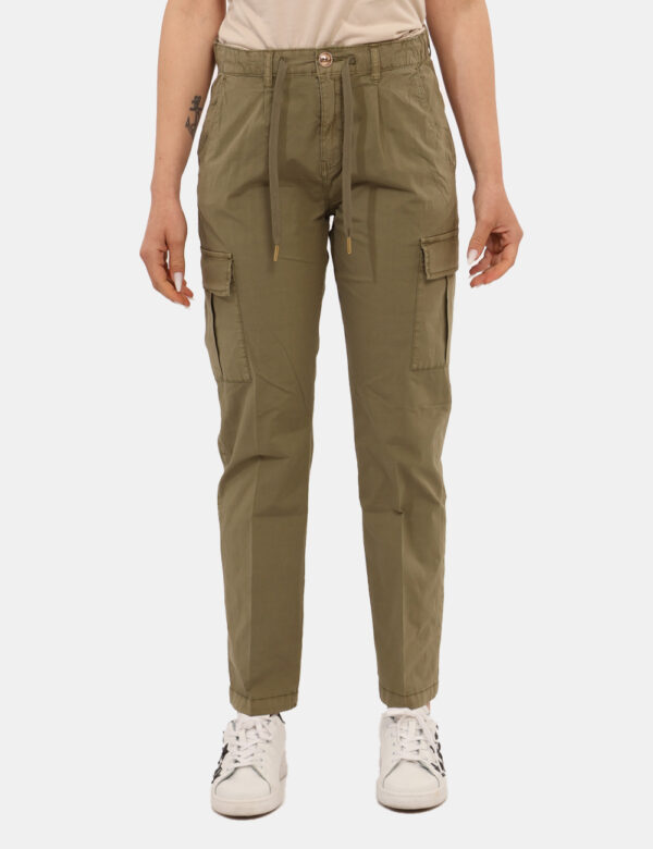 Pantaloni Yes Zee Verde - Pantaloni in total verde, con tasche a taglio trasversale più tasche cargo e dettagli dorati. La v