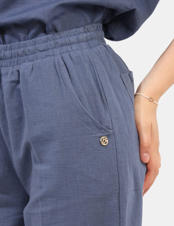 Pantaloni Yes Zee Blu - Pantaloni in misto cotone/lino, in total blu avio, leggeri e con taglio ampio. Presenti tasche a tag
