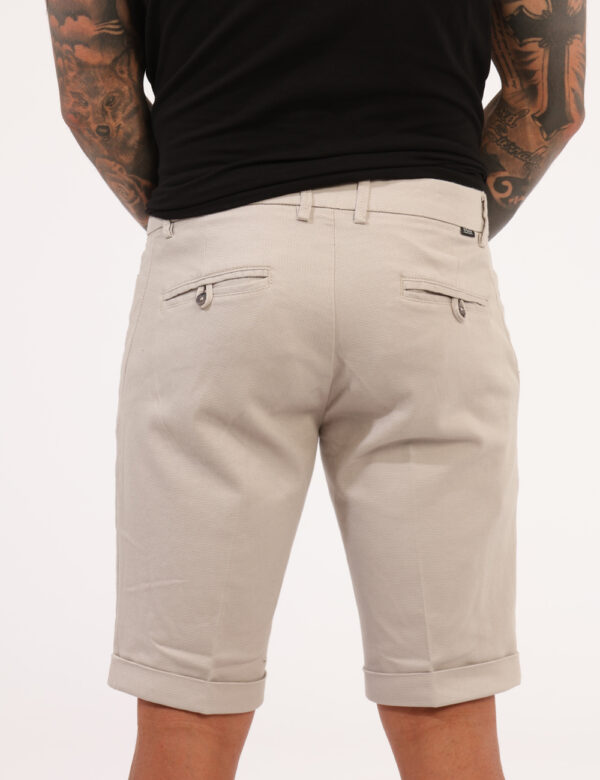 Bermuda Yes Zee Beige - Bermuda in total beige, con tasche a taglio trasversale sul fronte e tasche a fessura con bottone su