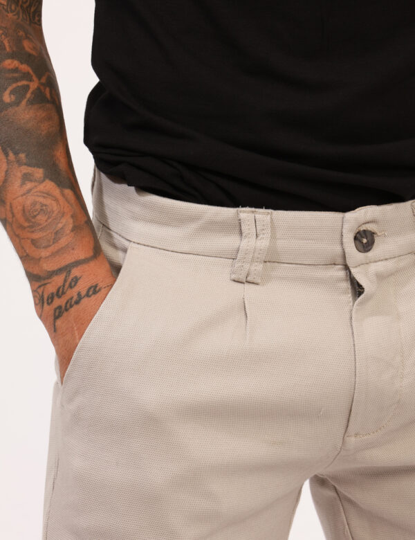 Bermuda Yes Zee Beige - Bermuda in total beige, con tasche a taglio trasversale sul fronte e tasche a fessura con bottone su