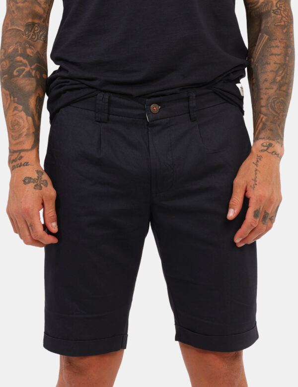 Bermuda Yes Zee Blu - Bermuda in total blu navy, con tasche a taglio trasversale sul fronte e tasche a fessura con bottone s