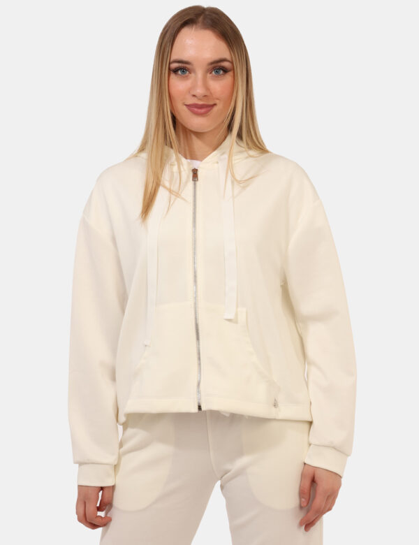 Felpa Rue De Clerie Bianco - Felpa classica in total bianco con cappuccio e tasche a taglio trasversale. La vestibilità è mo