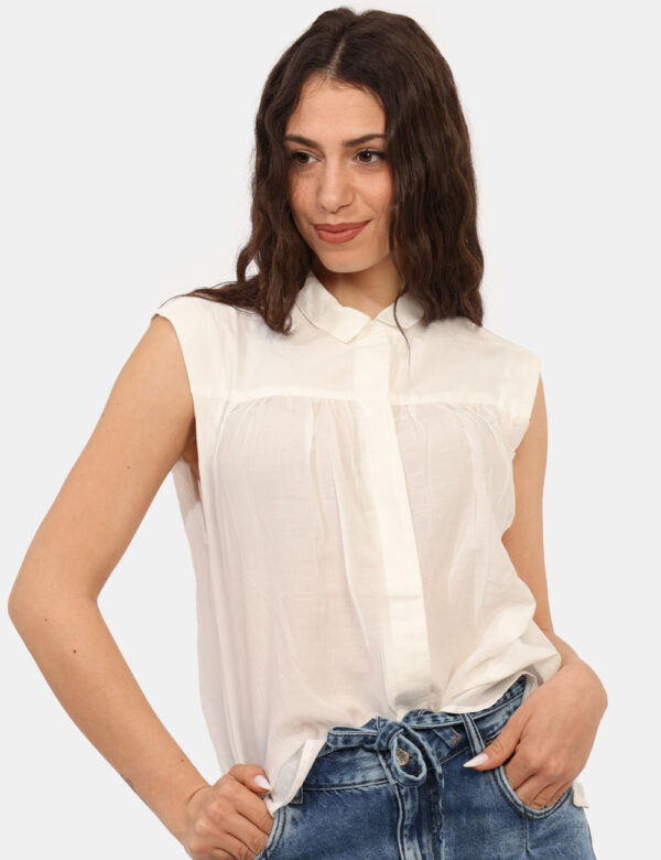 Camicia Pepe Jeans Bianco - Camicia a giromanica in total bianco arricciata. La vestibilità è morbida e pratica grazie a bot