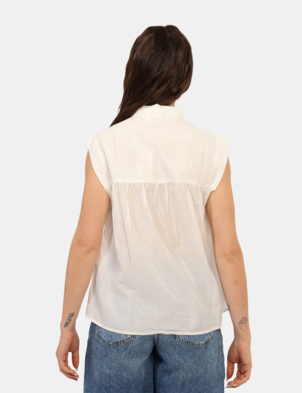Camicia Pepe Jeans Bianco - Camicia a giromanica in total bianco arricciata. La vestibilità è morbida e pratica grazie a bot