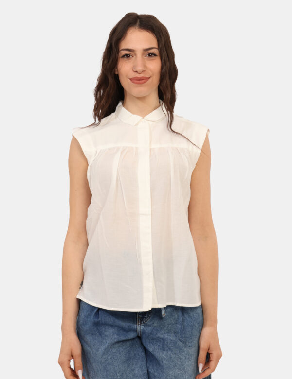 Camicia Pepe Jeans Bianco - Camicia a giromanica in total bianco arricciata. La vestibilità è morbida e pratica grazie a bot