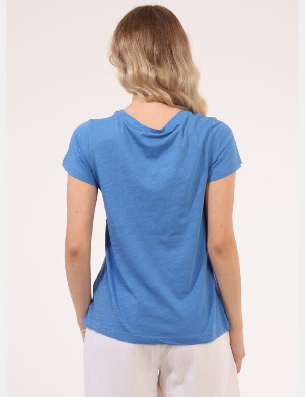 T-shirt Yes Zee Blu - T-shirt classica su base blu con stampa fantasia e glitterata. La vestibilità è morbida e regolare. La
