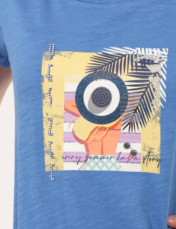 T-shirt Yes Zee Blu - T-shirt classica su base blu con stampa fantasia e glitterata. La vestibilità è morbida e regolare. La