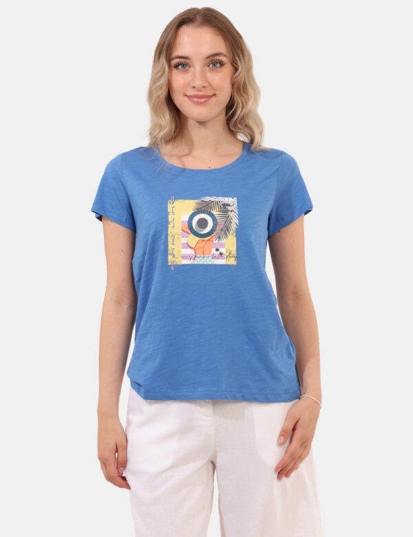 T-shirt Yes Zee Blu - T-shirt classica su base blu con stampa fantasia e glitterata. La vestibilità è morbida e regolare. La