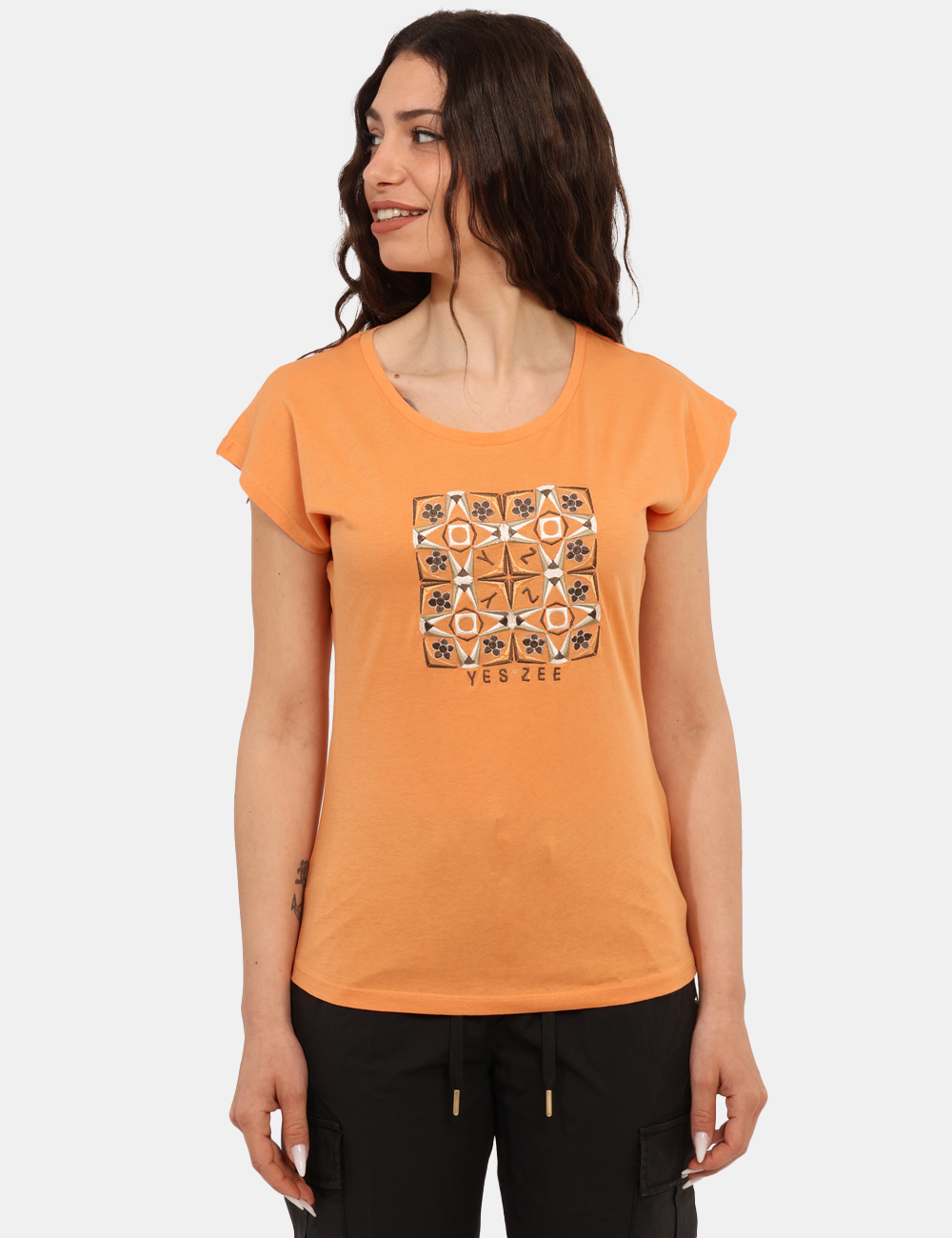 T-shirt Yes Zee Arancione - T-shirt classica su base arancione con stampa ricamata in tinta coordinata. La vestibilità è mor