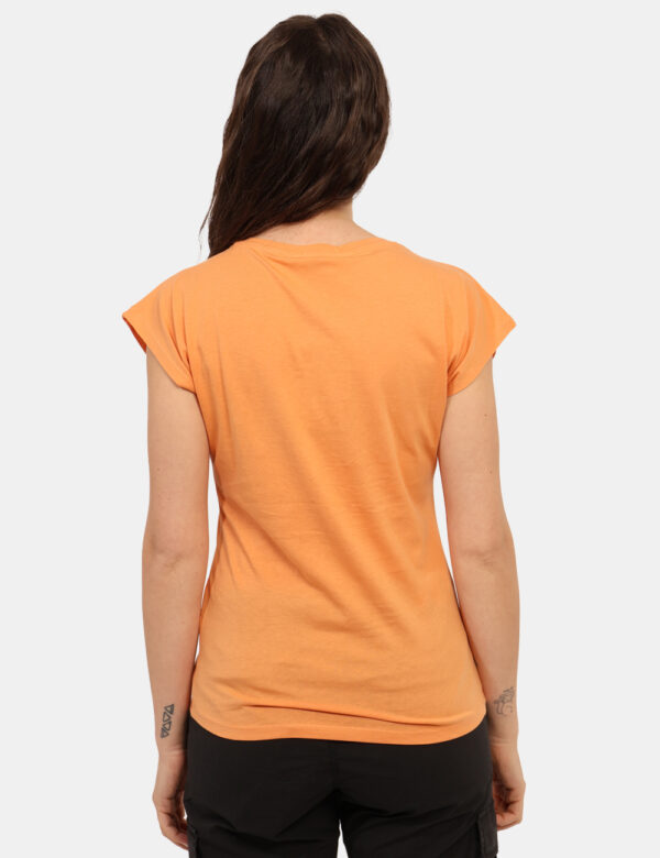 T-shirt Yes Zee Arancione - T-shirt classica su base arancione con stampa ricamata in tinta coordinata. La vestibilità è mor