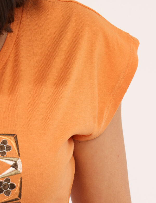 T-shirt Yes Zee Arancione - T-shirt classica su base arancione con stampa ricamata in tinta coordinata. La vestibilità è mor