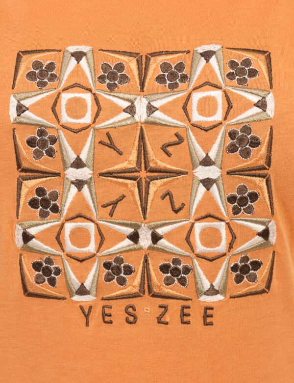 T-shirt Yes Zee Arancione - T-shirt classica su base arancione con stampa ricamata in tinta coordinata. La vestibilità è mor