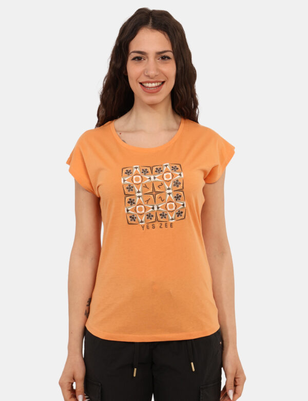 T-shirt Yes Zee Arancione - T-shirt classica su base arancione con stampa ricamata in tinta coordinata. La vestibilità è mor