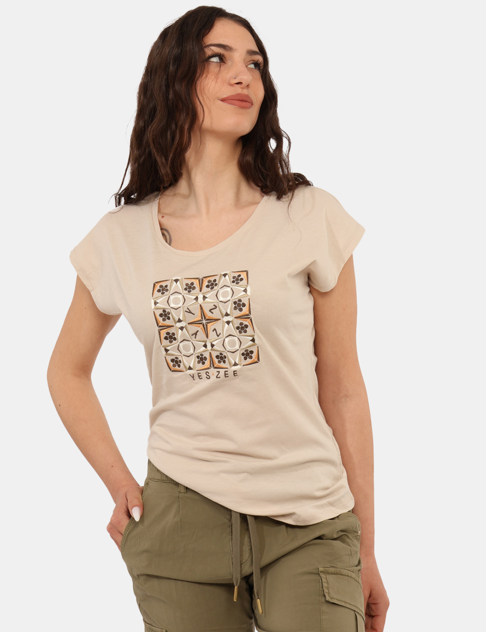 T-shirt Yes Zee Beige - T-shirt classica su base beige con stampa ricamata in tinta coordinata. La vestibilità è morbida e r