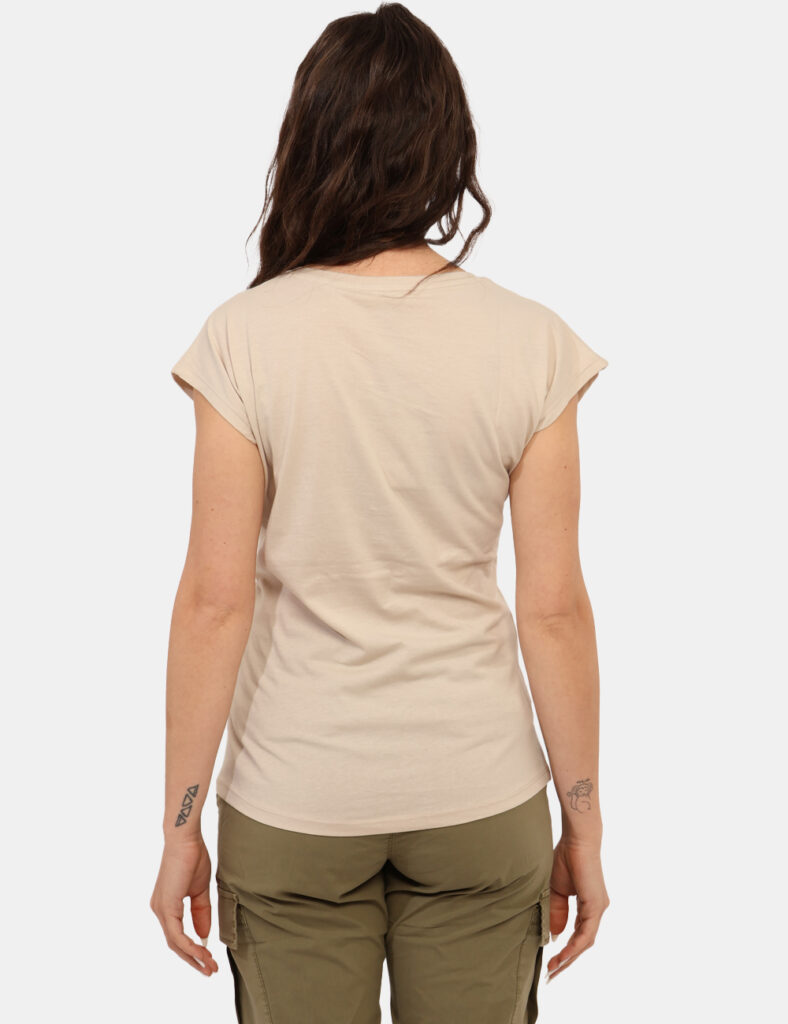 T-shirt Yes Zee Beige - T-shirt classica su base beige con stampa ricamata in tinta coordinata. La vestibilità è morbida e r