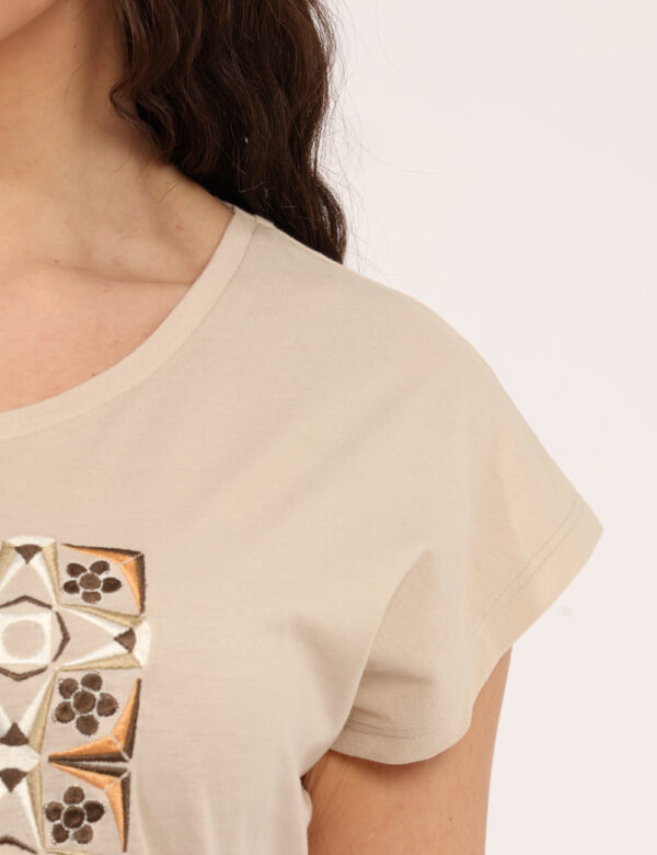 T-shirt Yes Zee Beige - T-shirt classica su base beige con stampa ricamata in tinta coordinata. La vestibilità è morbida e r